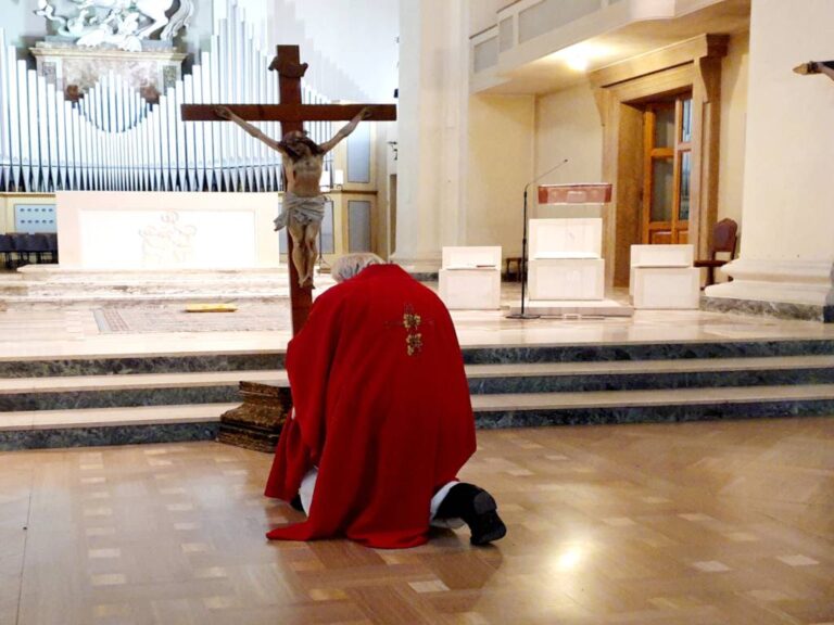 DON-MARIO-GENUFLESSO